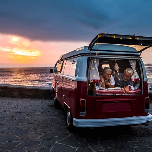 1Q 2022 results - couple in van with sunset